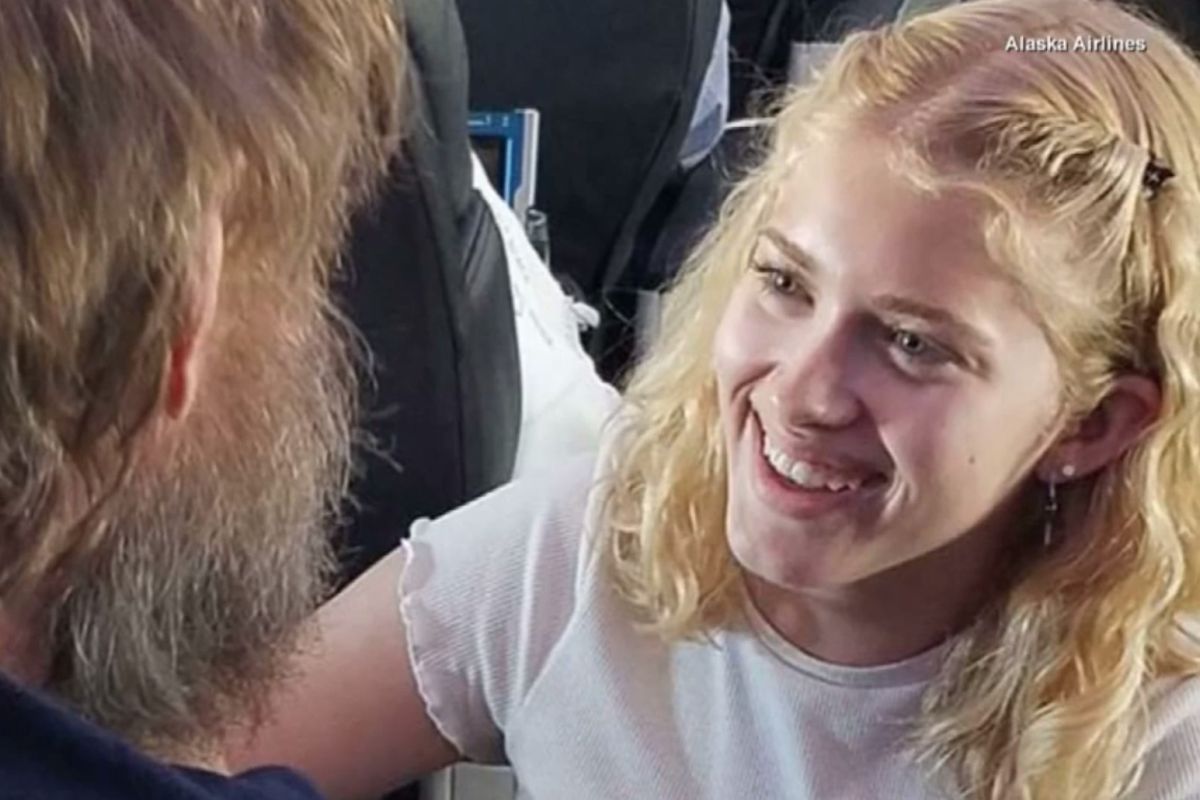 LIIGUTAV VIDEO! 15-aastane tüdruk aitas lennukis kurti ja pimedat meest
